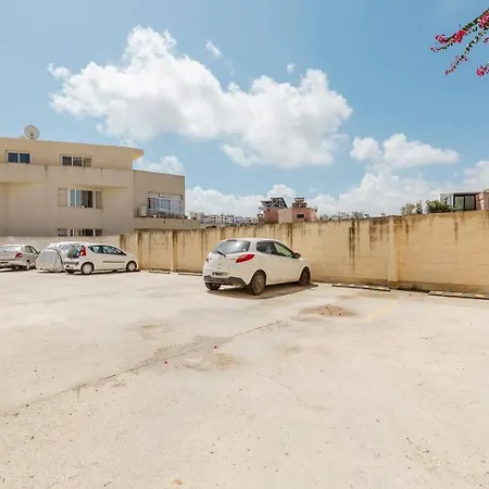 Spinola Court 2bed W Pool And Parking By Homely