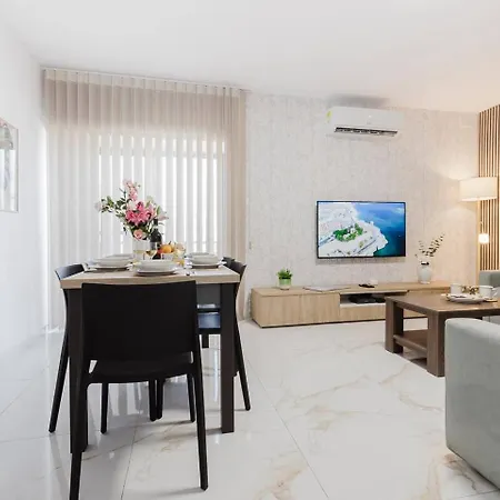 Spinola Court 2bed W Pool And Parking By Homely *
