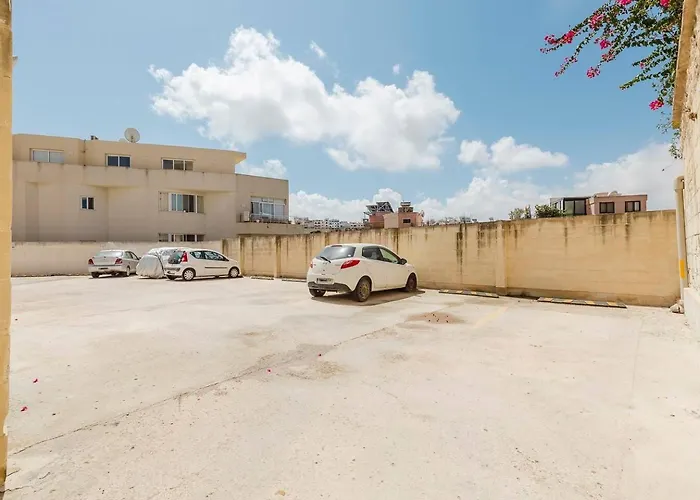 Spinola Court 2bed W Pool And Parking By Homely