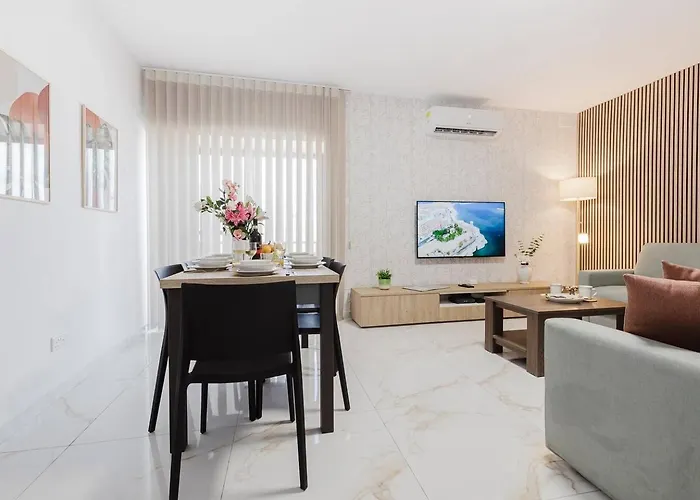 Spinola Court 2bed W Pool And Parking By Homely *
